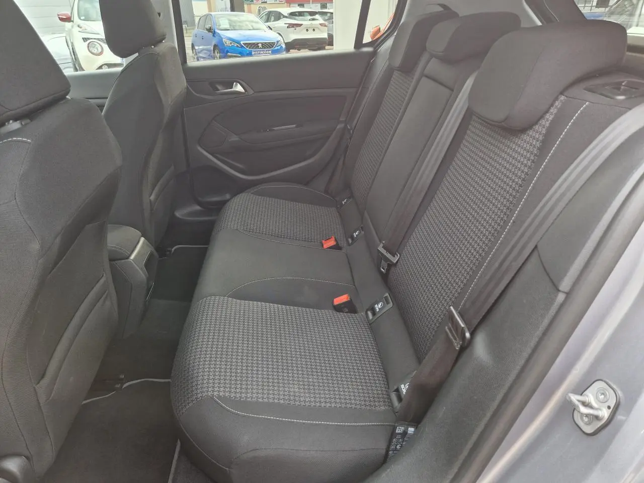 Vue intérieure côté droit des sièges arrière en tissu gris de la Peugeot 308 Allure 2018 gris artense.