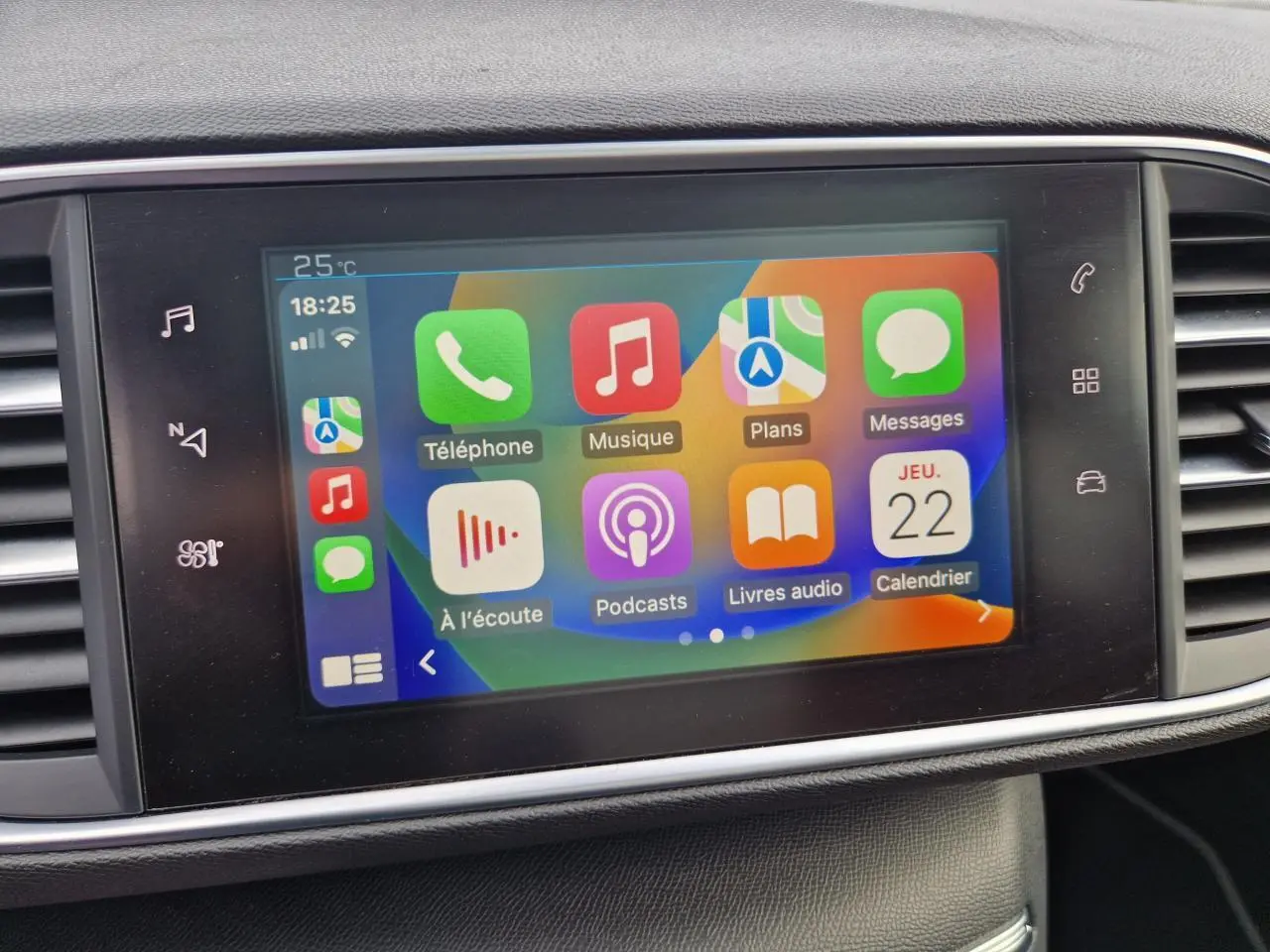 Écran tactile central du Peugeot 308 2018 affichant les applications Apple CarPlay dans un intérieur noir.