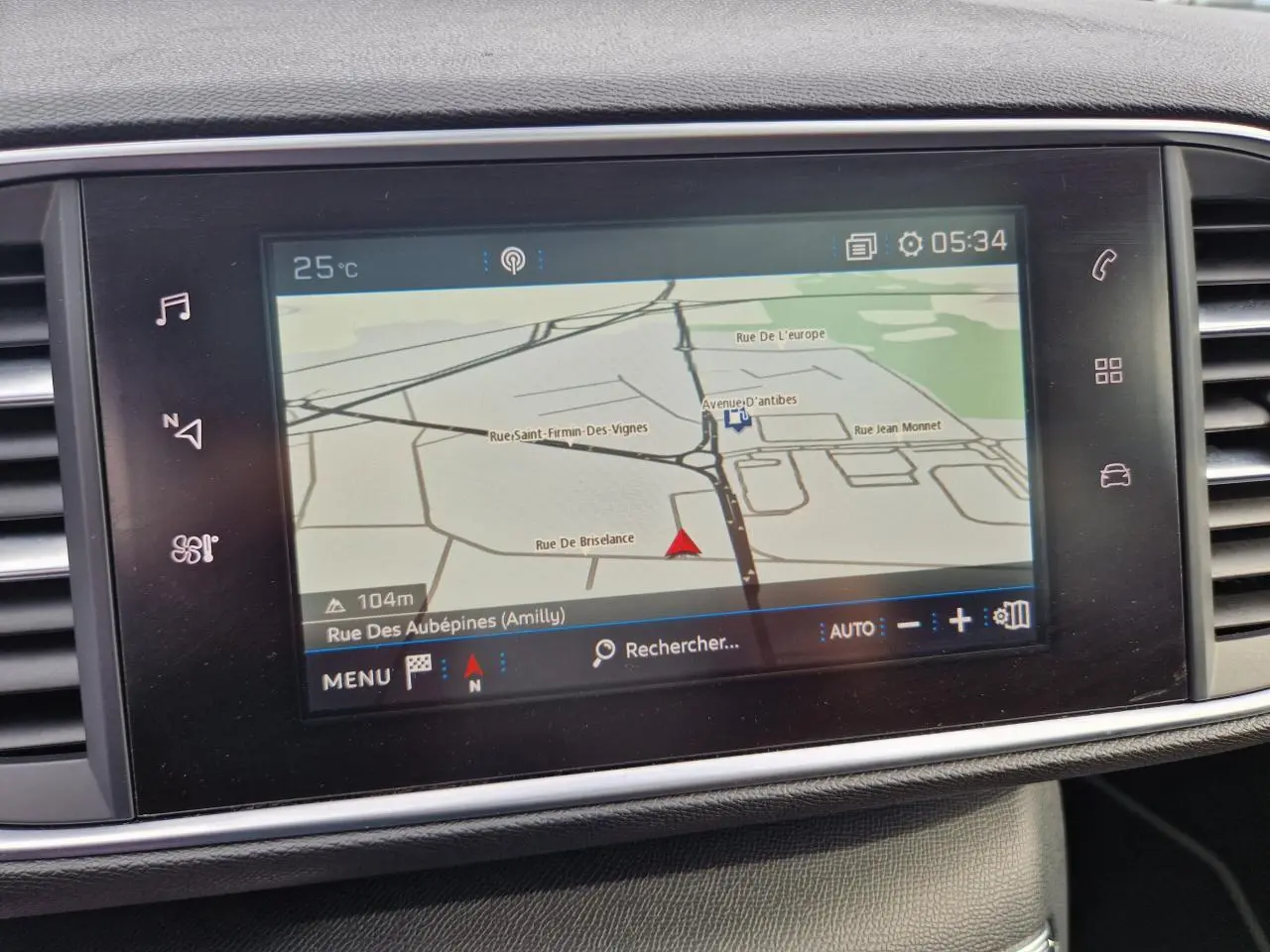 Écran tactile du système de navigation Peugeot 308 gris Artense affichant une carte avec itinéraire à 5h34.