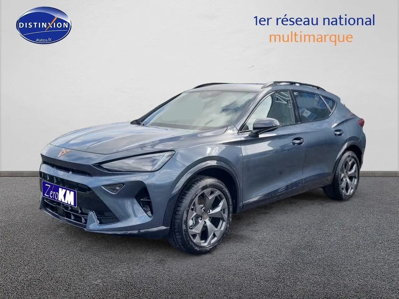 Vue 3/4 avant d'un CUPRA Formentor gris magnétique avec jantes alu 18 pouces et barres de toit visibles.