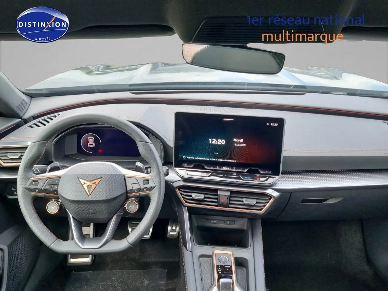 Intérieur avant du CUPRA Formentor 2025 gris magnétique, volant sport cuir et écran tactile central visible.