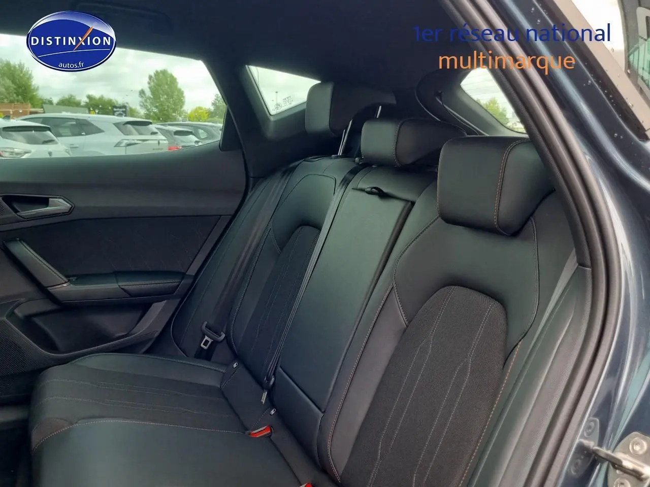 Vue intérieure côté droit sur la banquette arrière en cuir noir du CUPRA Formentor gris magnétique 2025