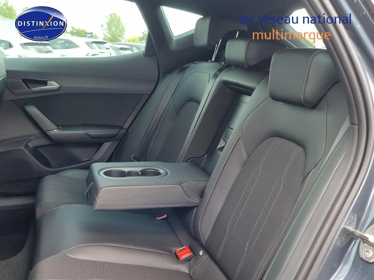 Vue intérieure côté droit des sièges arrière en cuir noir avec accoudoir central rabattable du CUPRA Formentor gris magnétique 2025.