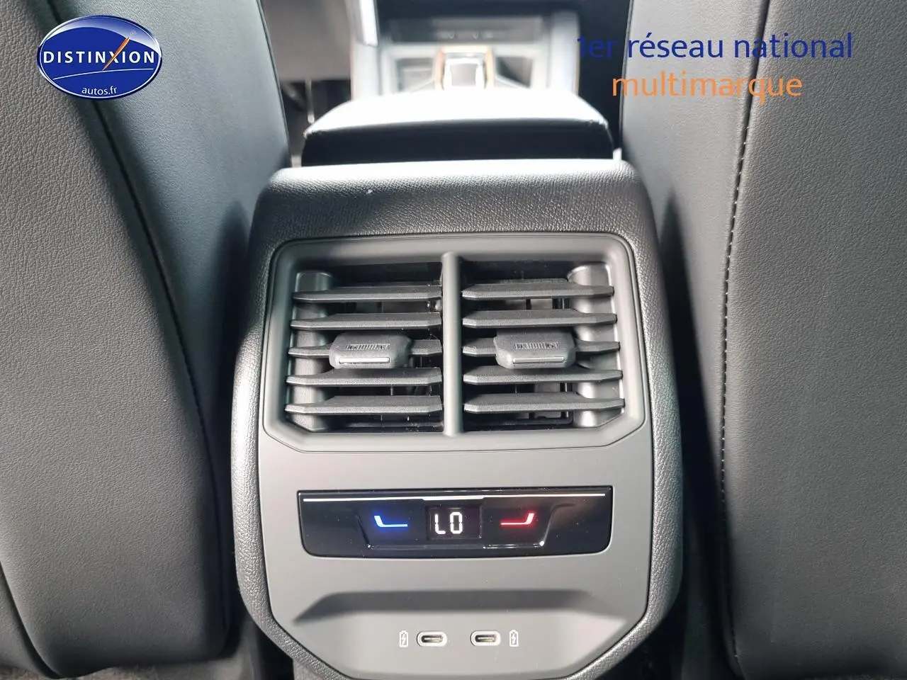 Gros plan sur la console arrière du CUPRA Formentor 2025, montrant les aérateurs et commandes climatisation tri-zone.