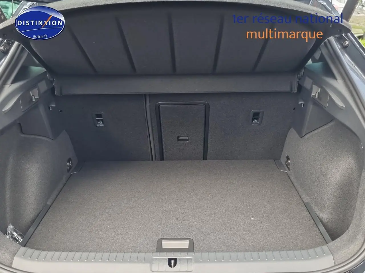 Coffre ouvert du CUPRA Formentor 1.5 etsi hybrid 2025 en gris magnétique, vue arrière avec banquette rabattable.