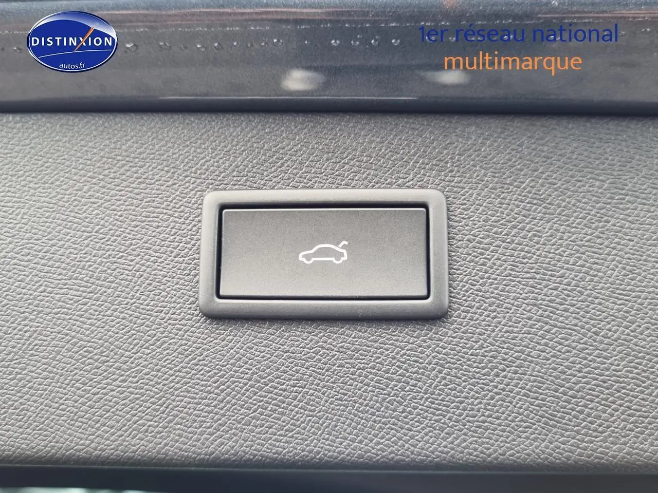 Bouton d'ouverture électrique du coffre sur tableau de bord texturé d'un CUPRA Formentor gris magnétique 2025