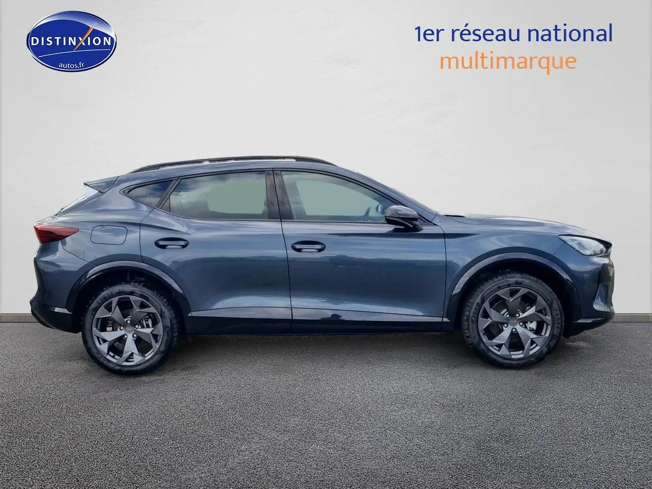 Profil droit du CUPRA Formentor 1.5 etsi hybrid 2025 en gris magnétique avec jantes alu 18 pouces.