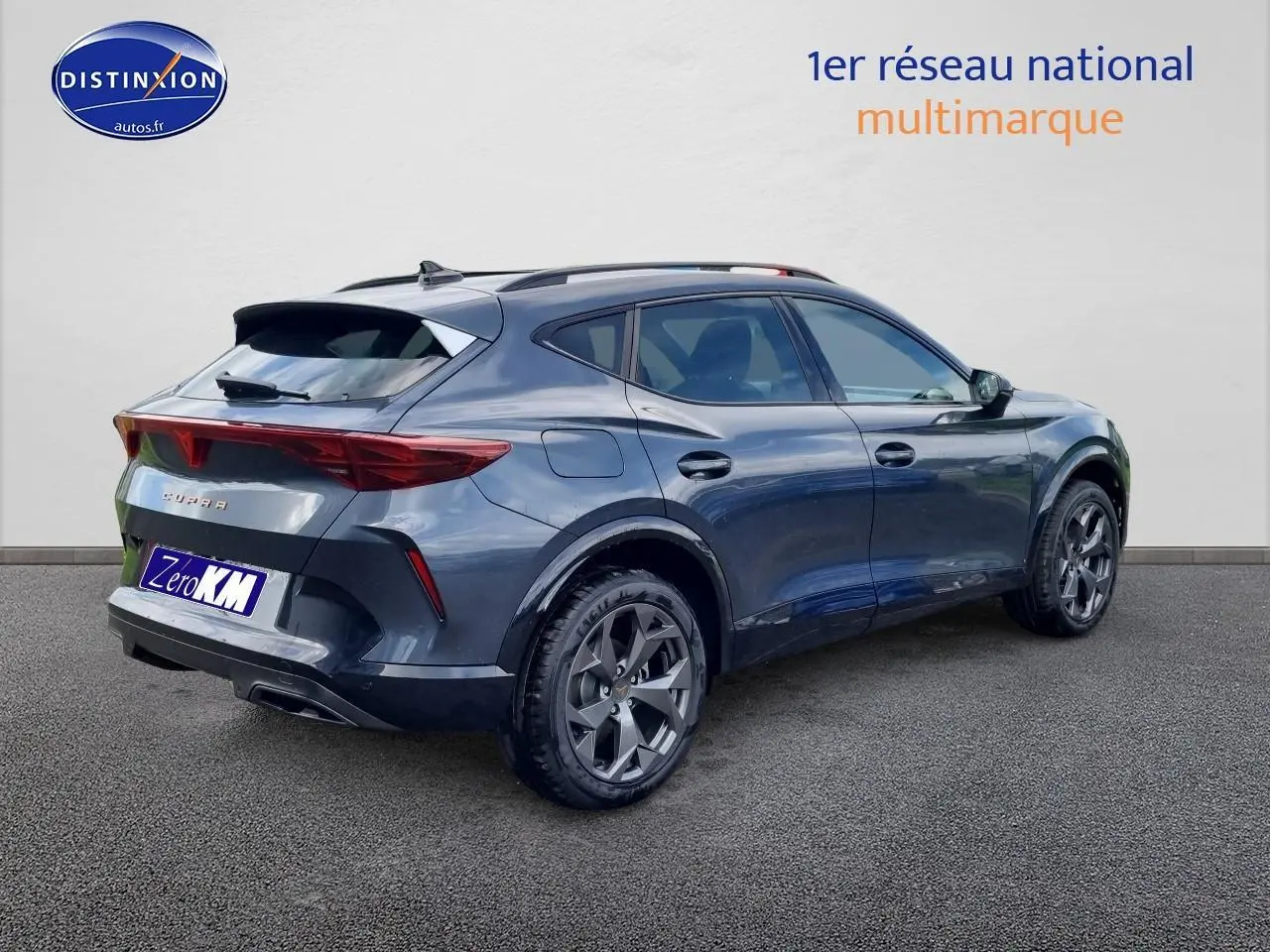 Vue 3/4 arrière droite du CUPRA Formentor gris magnétique avec jantes alu 18 pouces et feux arrière LED distinctifs.