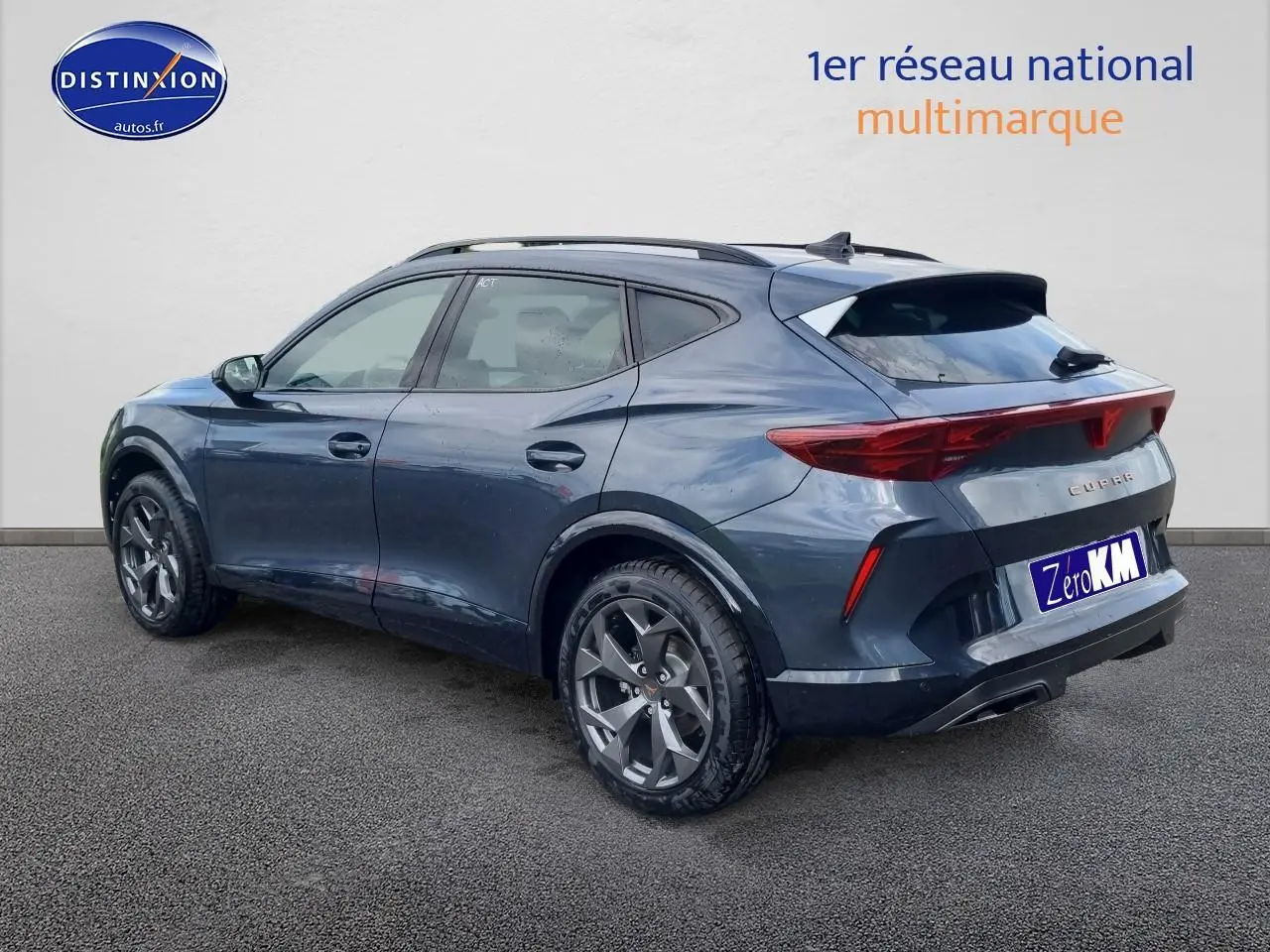 Vue 3/4 arrière droite d'un CUPRA Formentor gris magnétique avec jantes alu 18 pouces et barres de toit.