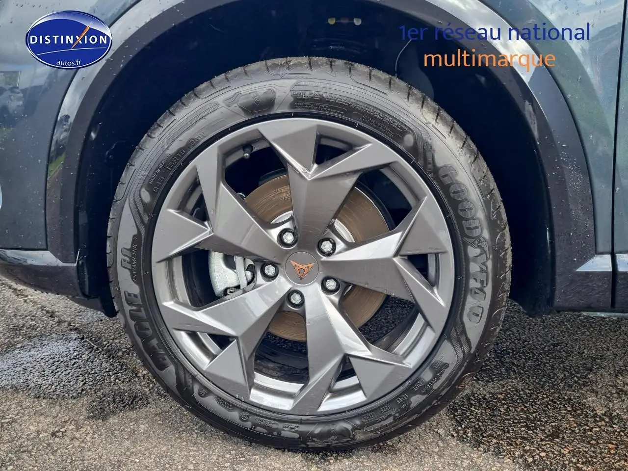 Gros plan sur la roue avant droite d'une CUPRA Formentor 2025 gris magnétique avec jante alu 18 pouces.