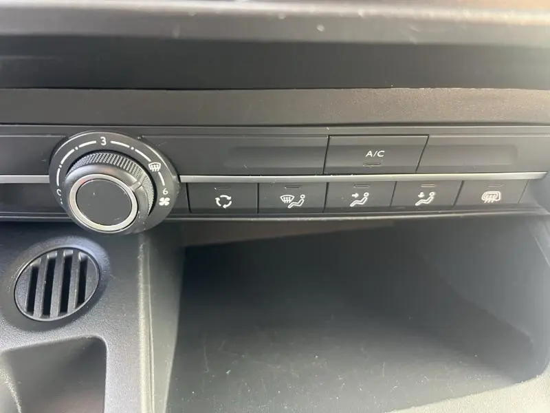 Détail des commandes de climatisation et ventilation du Citroën Berlingo Fourgon blanc Banquise 2021, vue rapprochée intérieure.