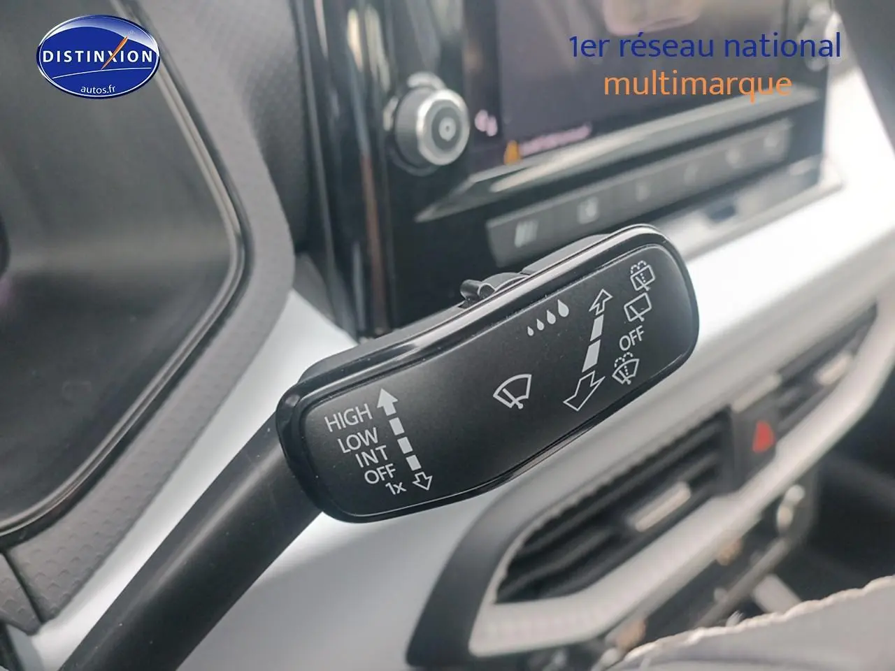 Gros plan sur la commande des essuie-glaces dans l’habitacle blanc de la SEAT Ibiza 1.0 TSI 95 Copa.