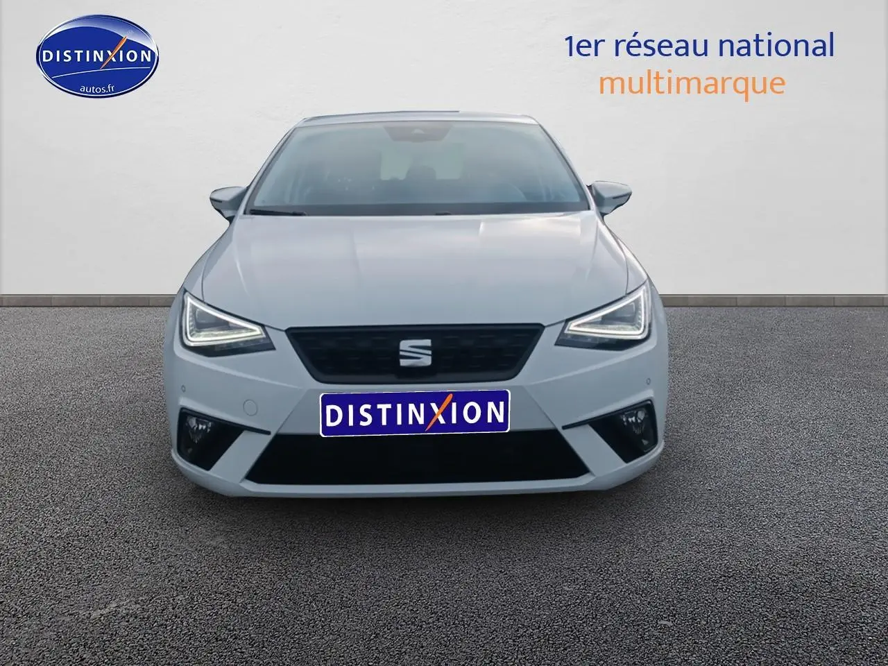Vue frontale d'une SEAT Ibiza blanc Nevada 2025 avec phares LED et calandre noire distinctive.