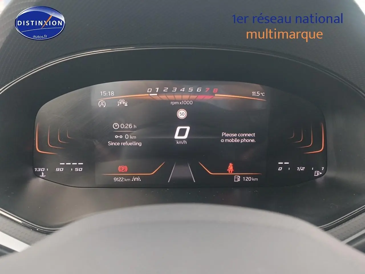 Tableau de bord digital de la SEAT Ibiza 2025 avec affichage numérique clair et fond noir.