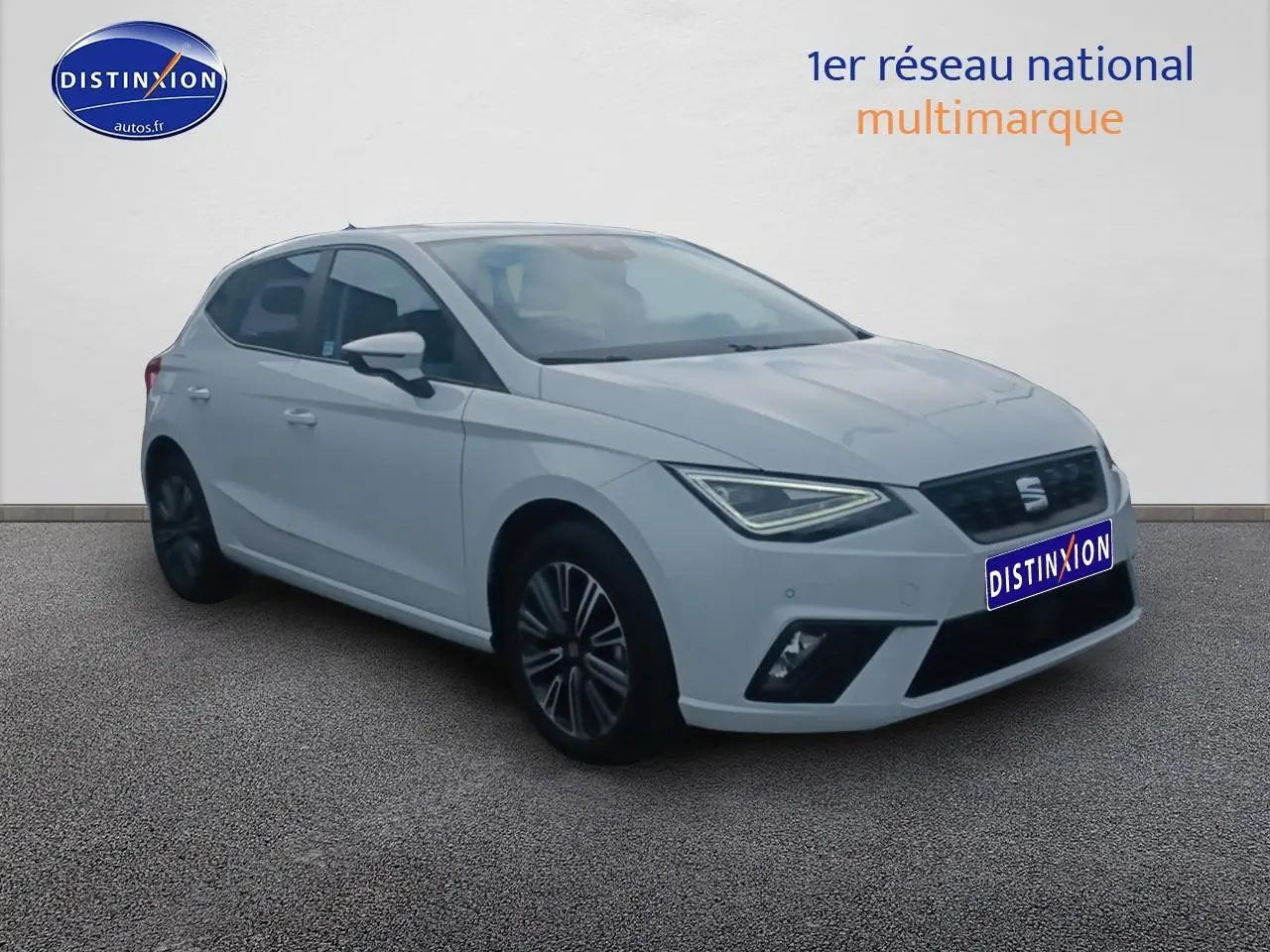 Vue 3/4 avant droit d'une SEAT Ibiza blanc Nevada avec phares LED et jantes alliage 16 pouces.