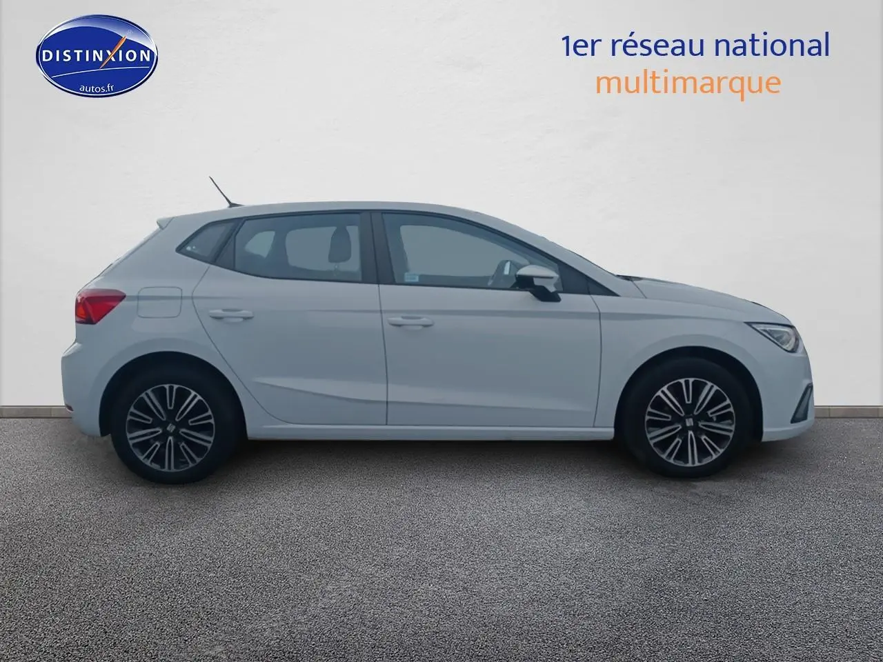 Profil droit d'une SEAT Ibiza blanc Nevada 2025 avec jantes alliage et rétroviseurs couleur carrosserie.