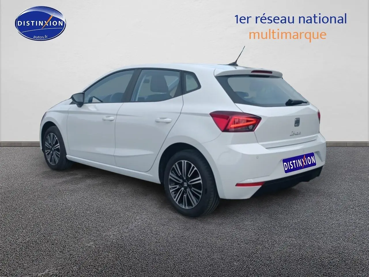 SEAT Ibiza blanc Nevada vue 3/4 arrière droit avec feux LED et jantes alliage 16 pouces design.