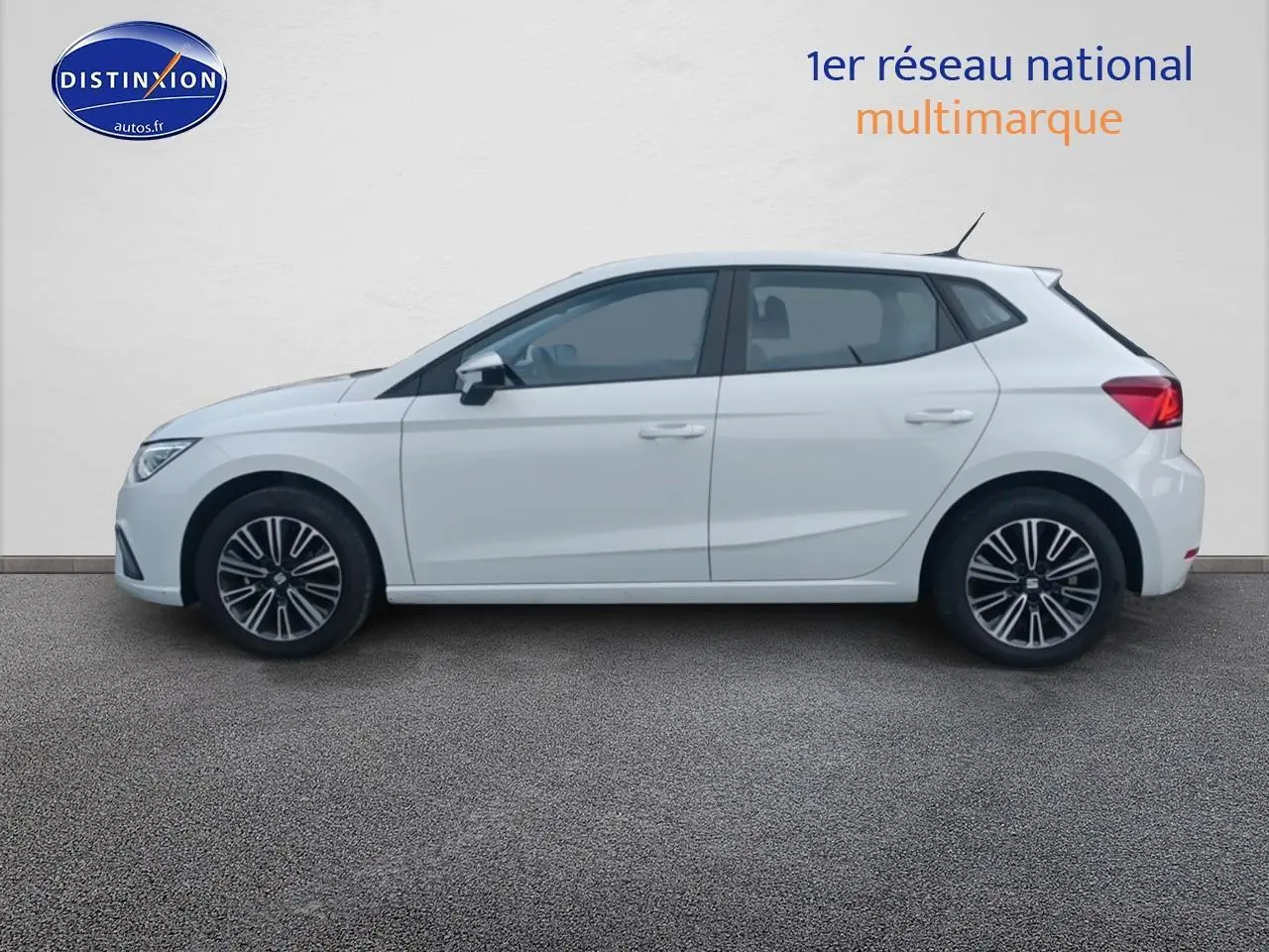 Vue de profil côté gauche d'une SEAT Ibiza blanc Nevada avec jantes alliage 16 pouces sur fond neutre.