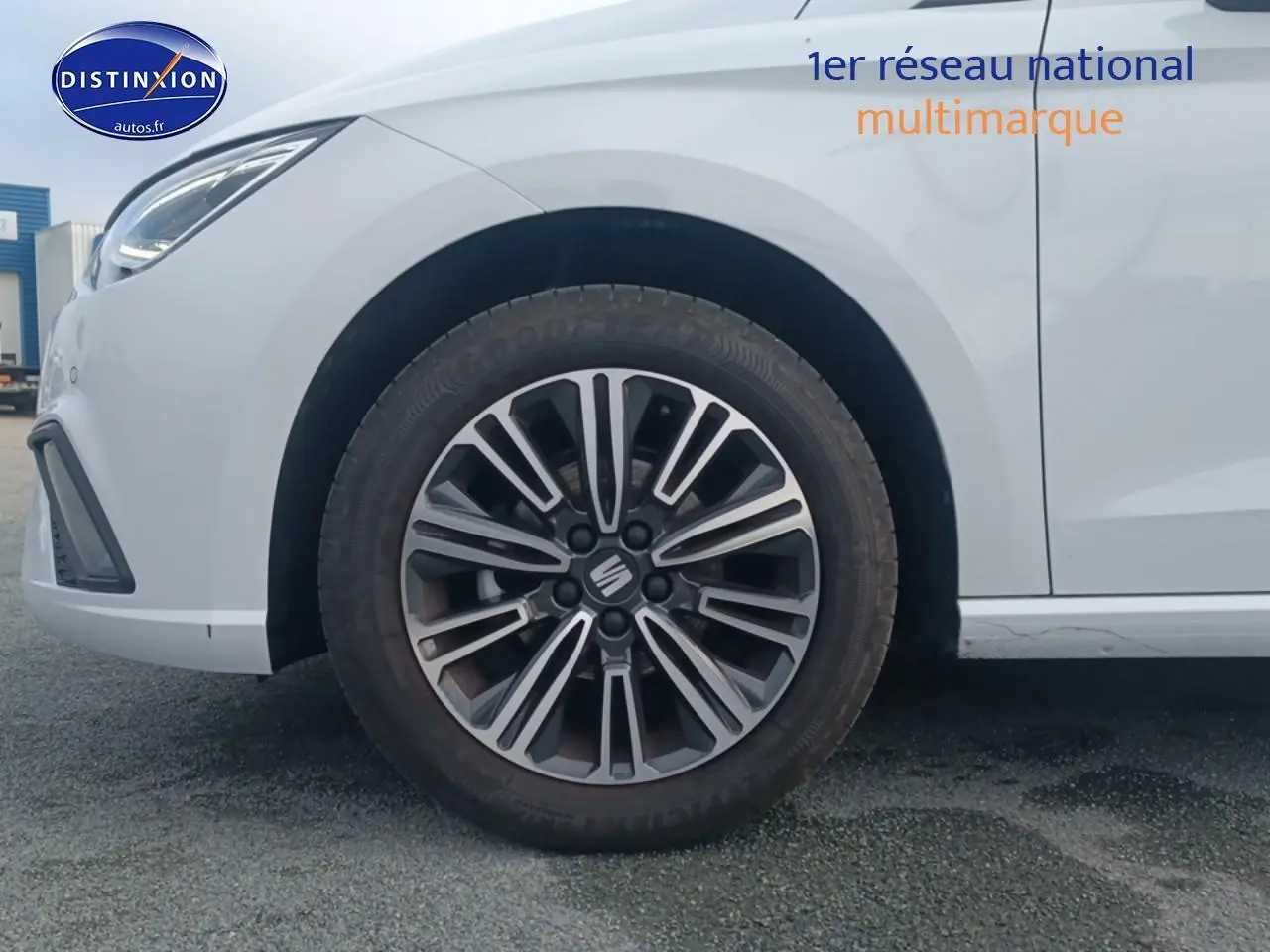 Gros plan sur la roue avant gauche et la partie avant blanche de la SEAT Ibiza 1.0 TSI 95 Copa 2025.