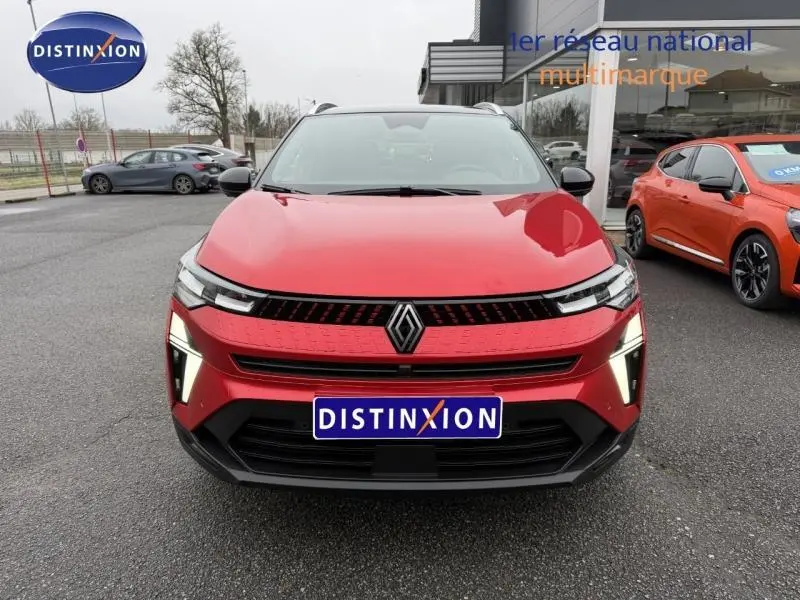 Vue avant d'un Renault Captur 2025 Rouge Flamme, version hybride full hybrid 1.6 E-Tech avec détails lumineux modernes.