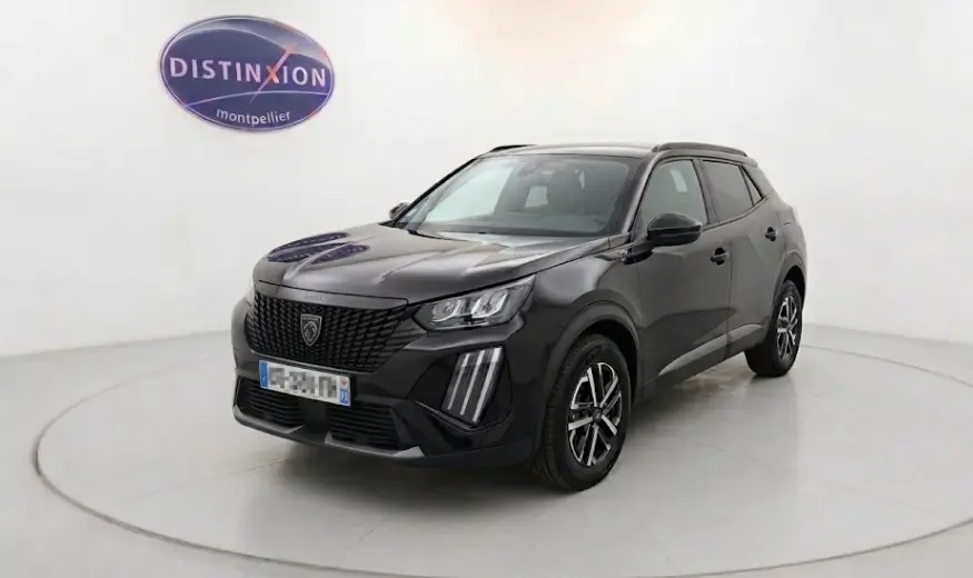 Peugeot 2008 Hybrid 145 e-DCS6 Style noir en 3/4 avant droit, avec calandre noire et feux LED verticaux distinctifs.