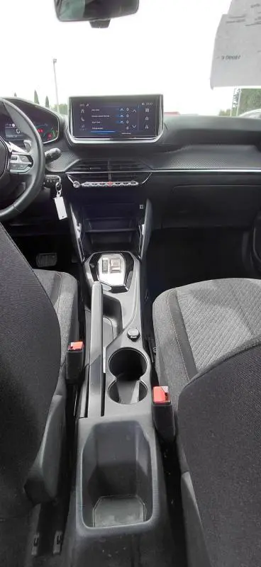 Vue intérieure centrée sur la console centrale et tableau de bord du Peugeot 2008 Hybrid 145 e-DCS6 Style noir 2025.