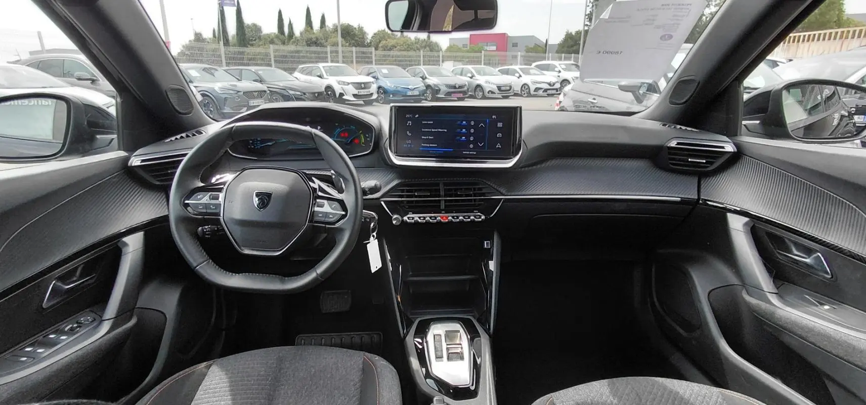 Intérieur noir du Peugeot 2008 Hybrid 145 e-DCS6 Style 2025 vu de face, avec tableau de bord digital et écran tactile central.