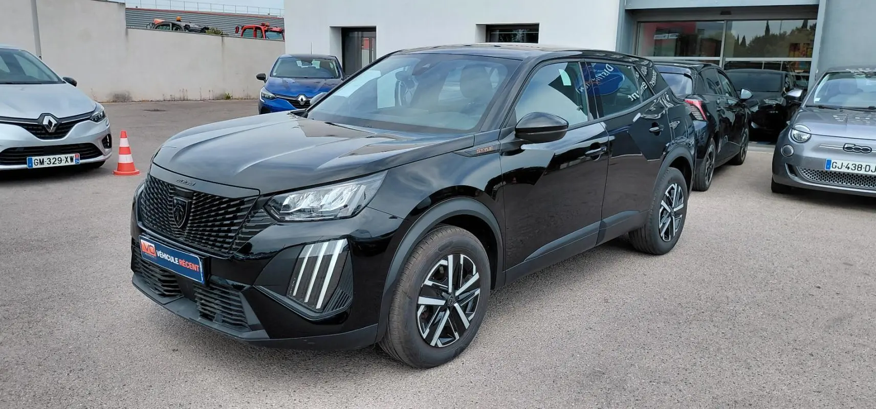 Peugeot 2008 Hybrid 145 e-DCS6 Style noir, vue 3/4 avant droit, avec calandre et feux LED distinctifs.