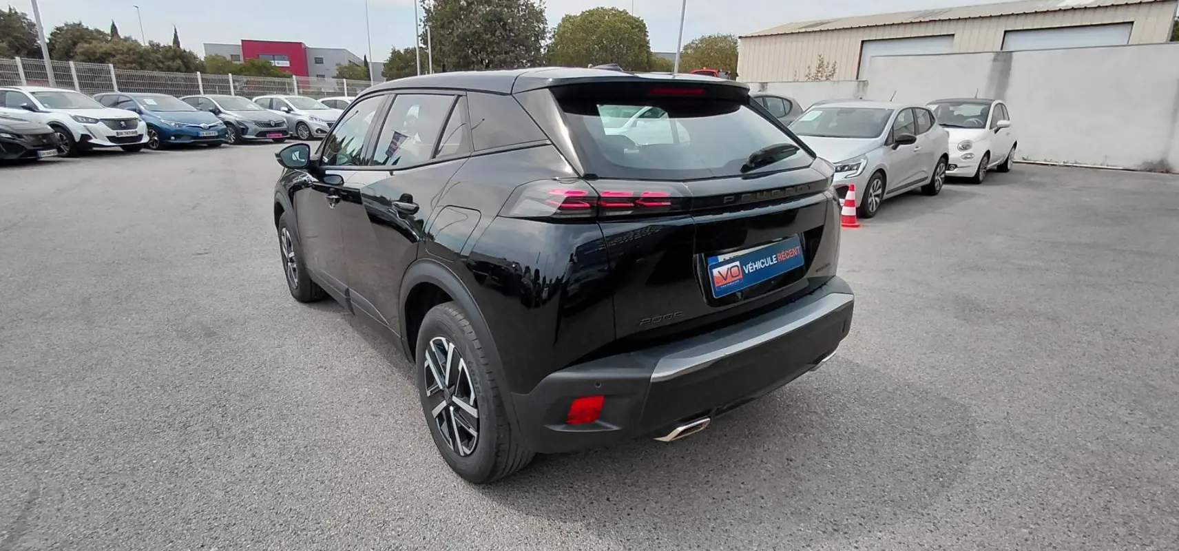 PEUGEOT 2008 Hybrid 145 e-DCS6 Style noir vu en 3/4 arrière droit, avec feux arrière LED et jantes alliage.