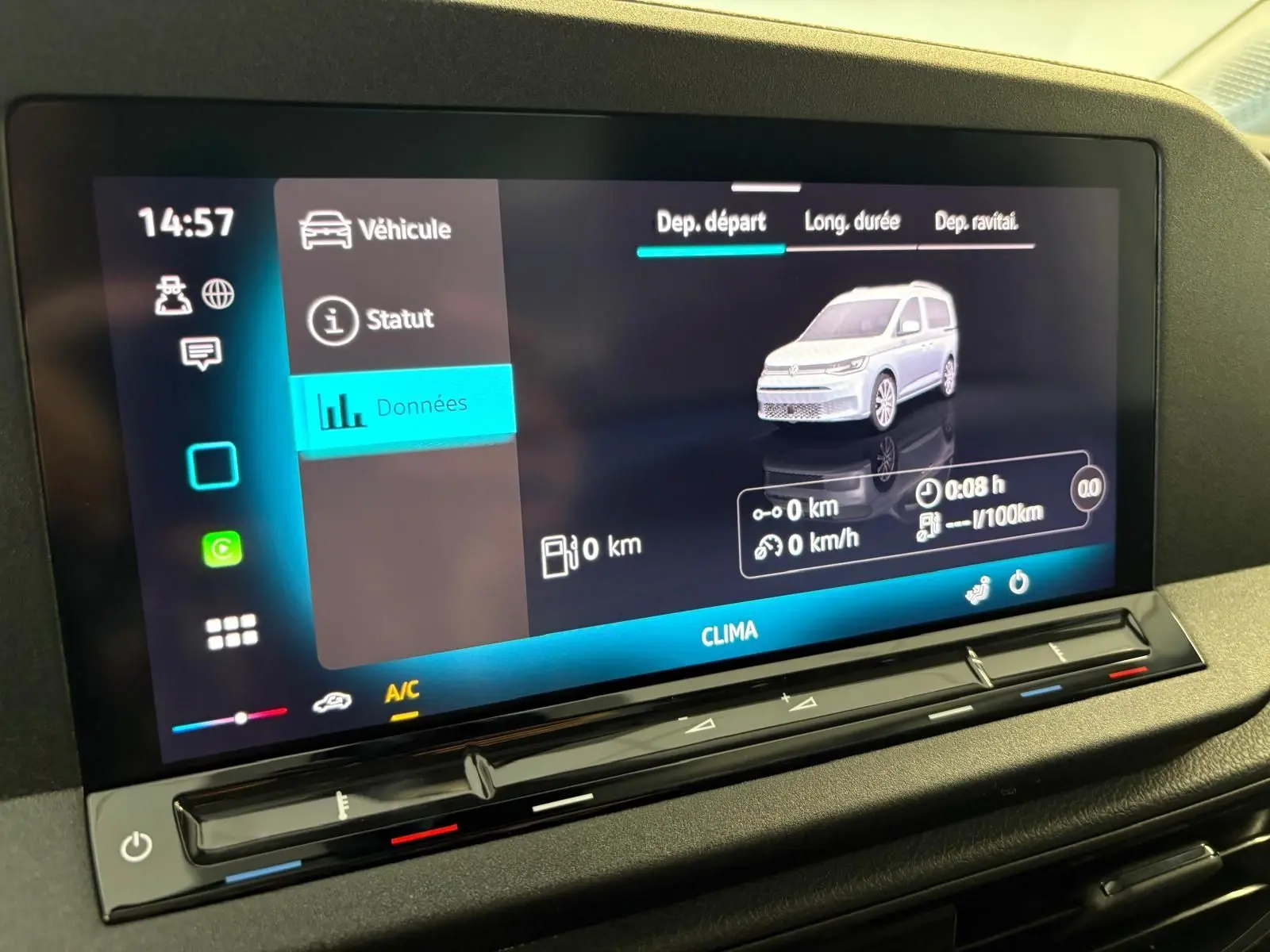Écran tactile du tableau de bord montrant les données du Volkswagen Caddy gris argent 2025 en vue virtuelle 3/4 avant.