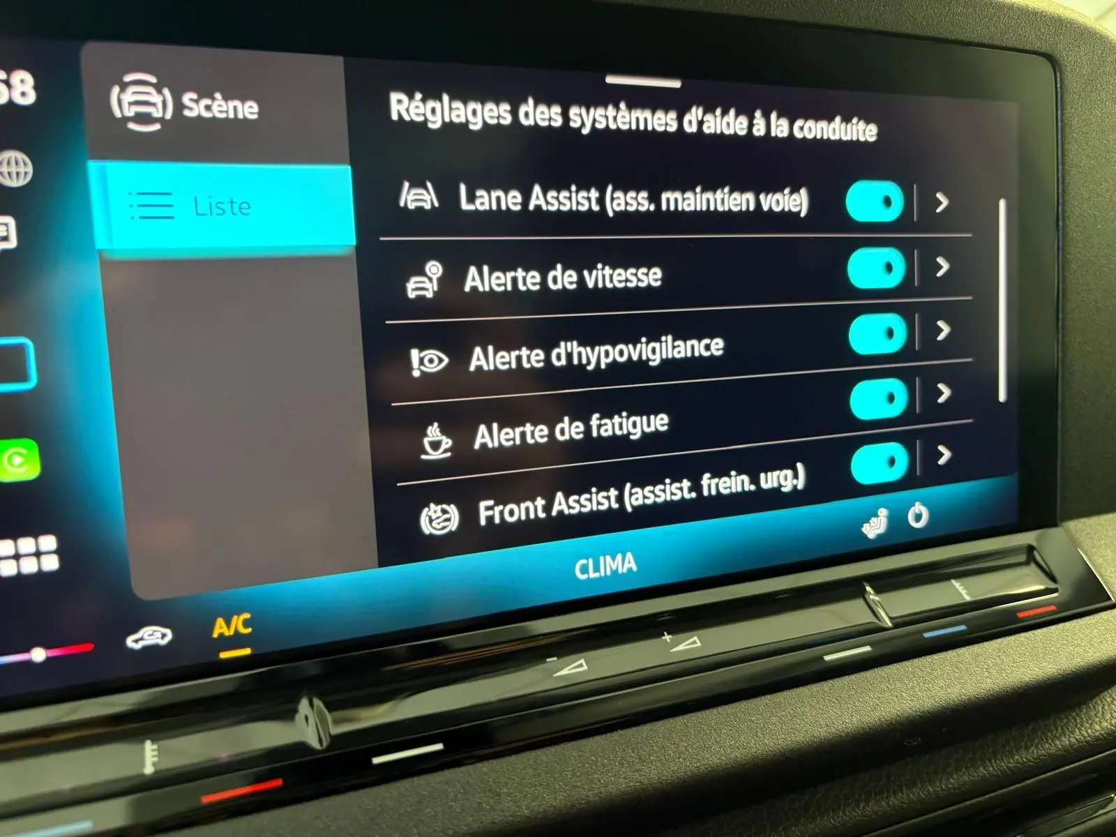 Écran tactile intérieur du Volkswagen Caddy 2025 affichant les réglages des aides à la conduite avec options activées.