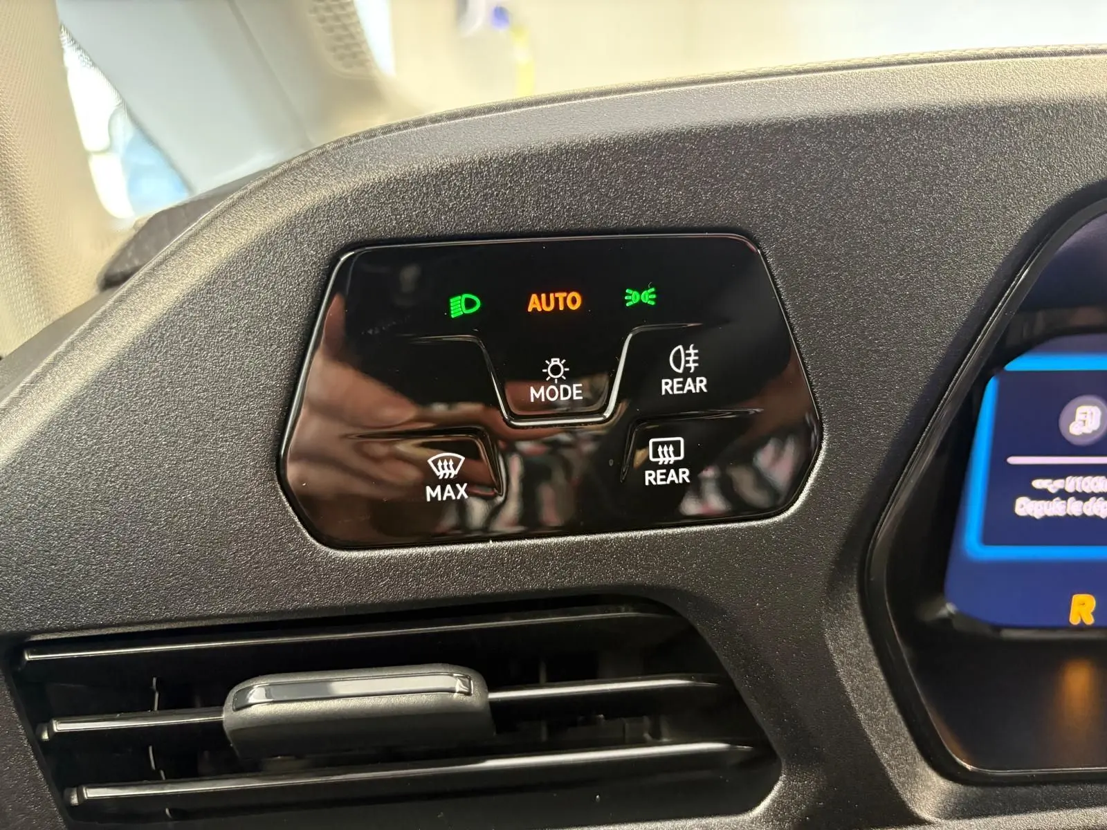 Panneau de commandes d'éclairage et désembuage intérieur du Volkswagen Caddy gris argent 2025, vue de près côté tableau de bord.