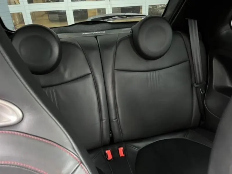 Banquette arrière en cuir noir de l'Abarth 500 1.4 Turbo T-Jet 2013, avec appuis-tête ronds et ceinture de sécurité visible.