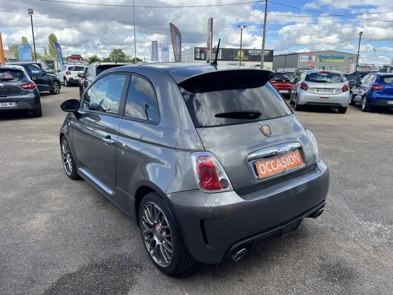 Vue 3/4 arrière droite d'une ABARTH 500 gris foncé métal avec jantes alliage et double sortie d'échappement chromée