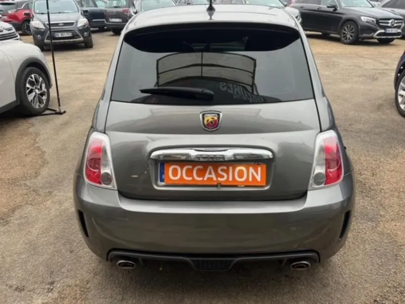 Vue arrière d'une ABARTH 500 gris foncé métal avec double sortie d'échappement et logo Abarth visible.