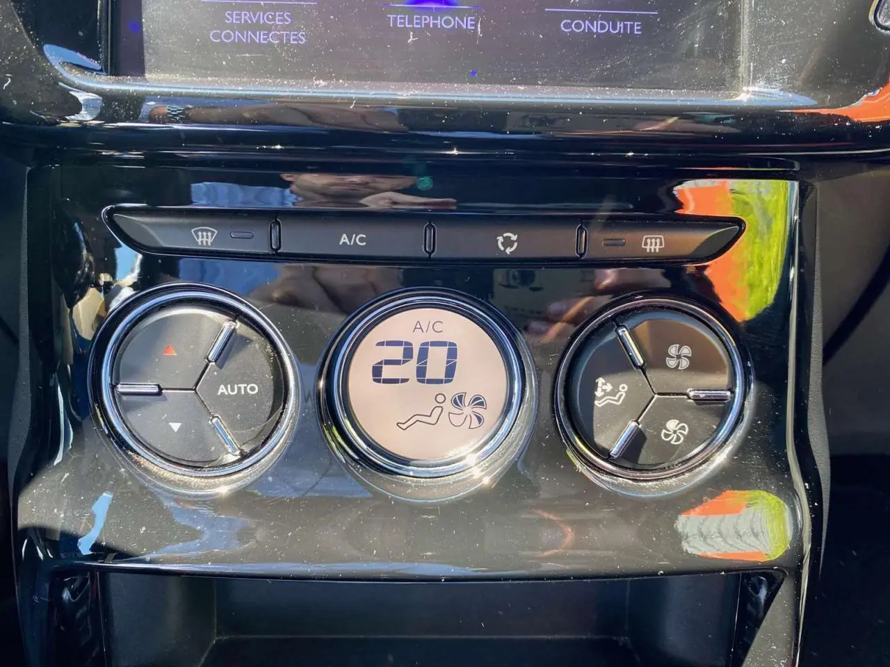 Gros plan sur la commande de climatisation automatique du DS3 2018 avec affichage digital à 20°C.