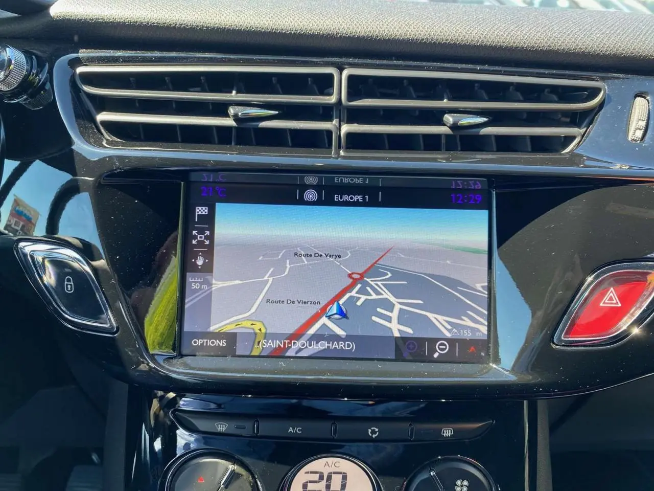 Tablette tactile du système de navigation 7 pouces dans le tableau de bord noir brillant d'une DS3 rouge toit blanc.