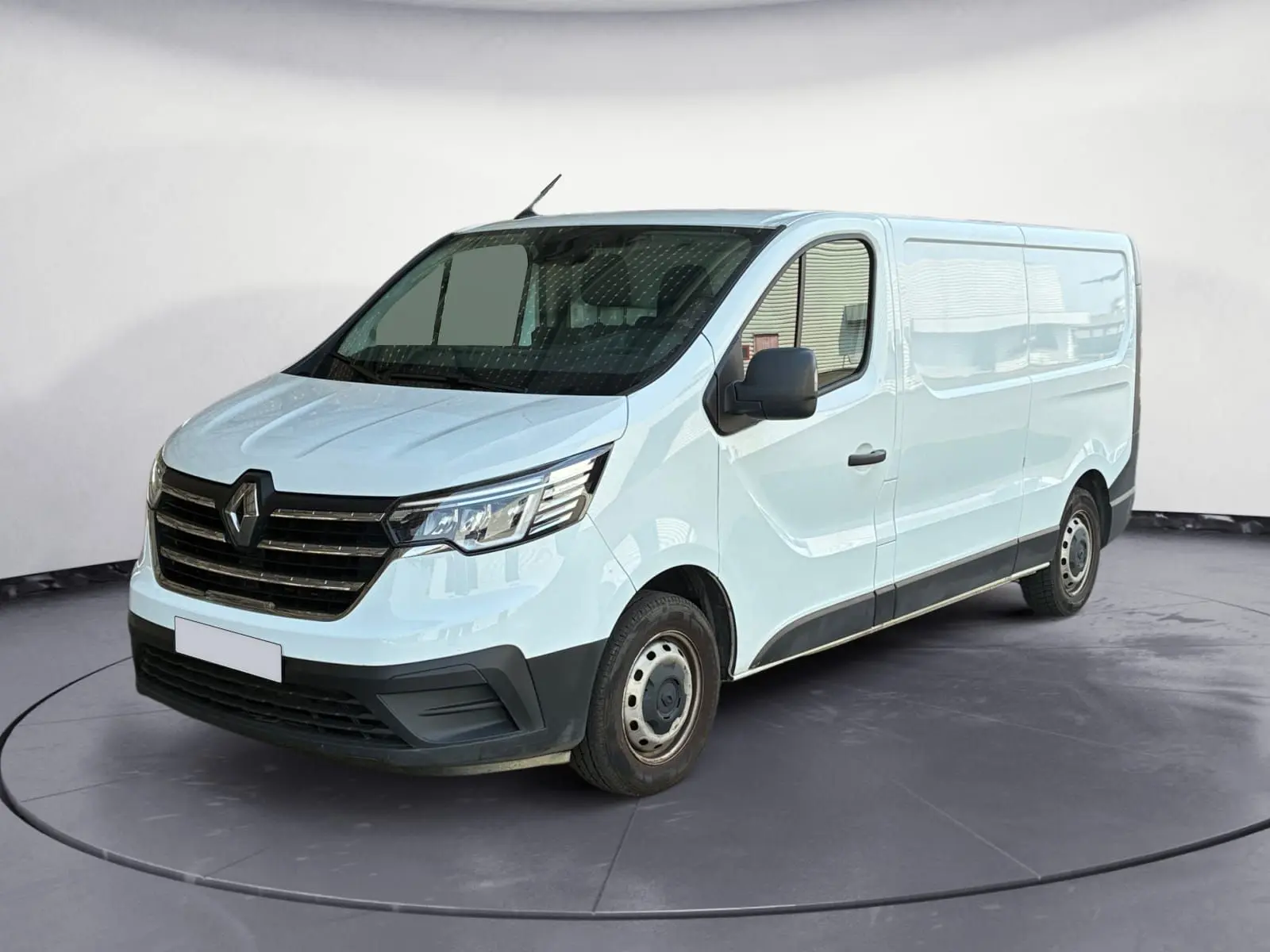 Renault Trafic Fourgon blanc en vue 3/4 avant droit, avec calandre noire et jantes acier simples.