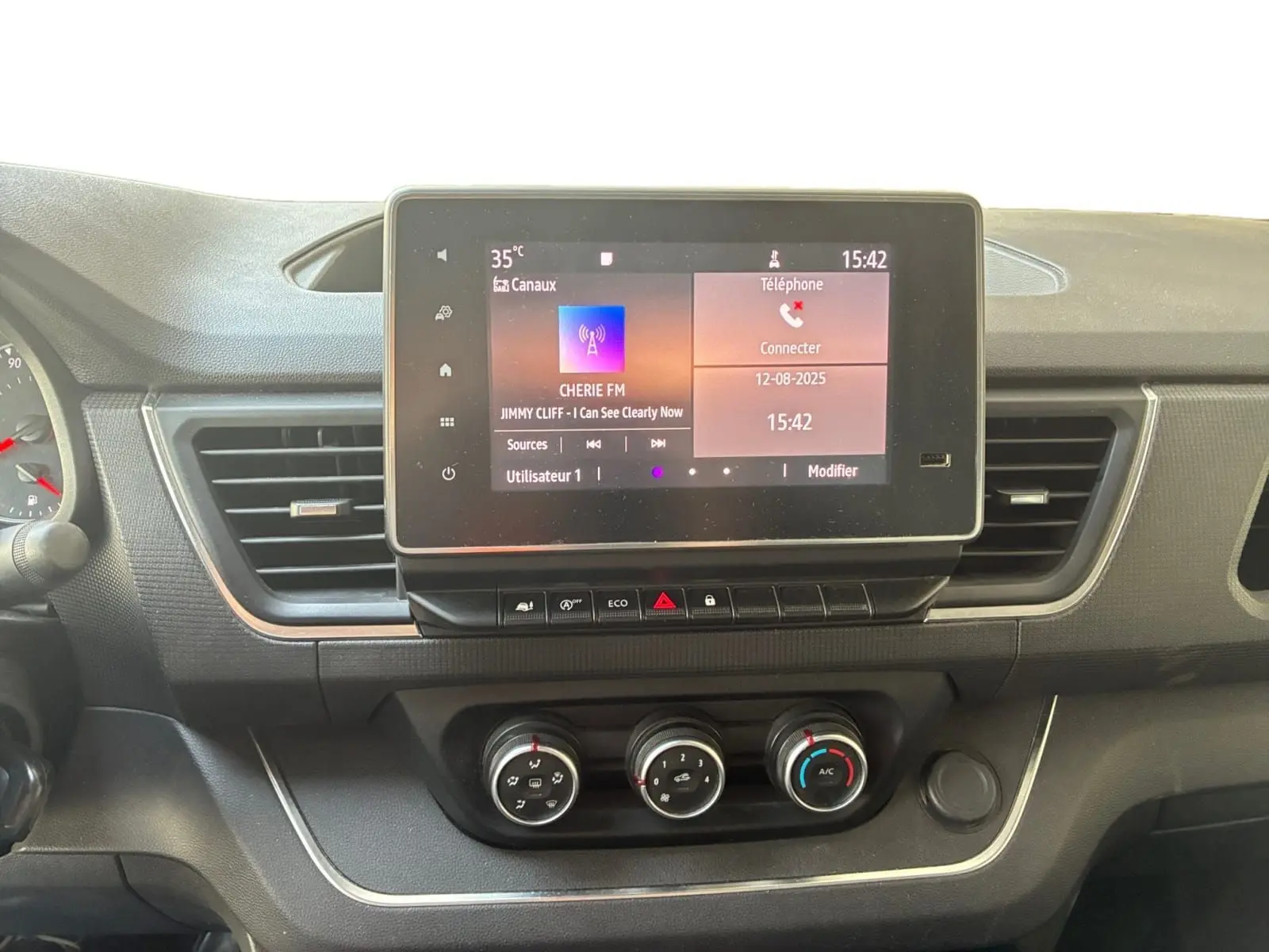 Tableau de bord du Renault Trafic Fourgon blanc 2022, vue centrée sur l'écran tactile Easy Link 8 pouces et commandes clim.