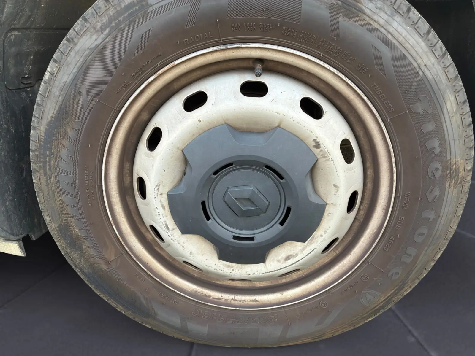 Gros plan sur la roue avant gauche blanche du Renault Trafic Fourgon L2H1 2022 avec jante acier et logo Renault central.