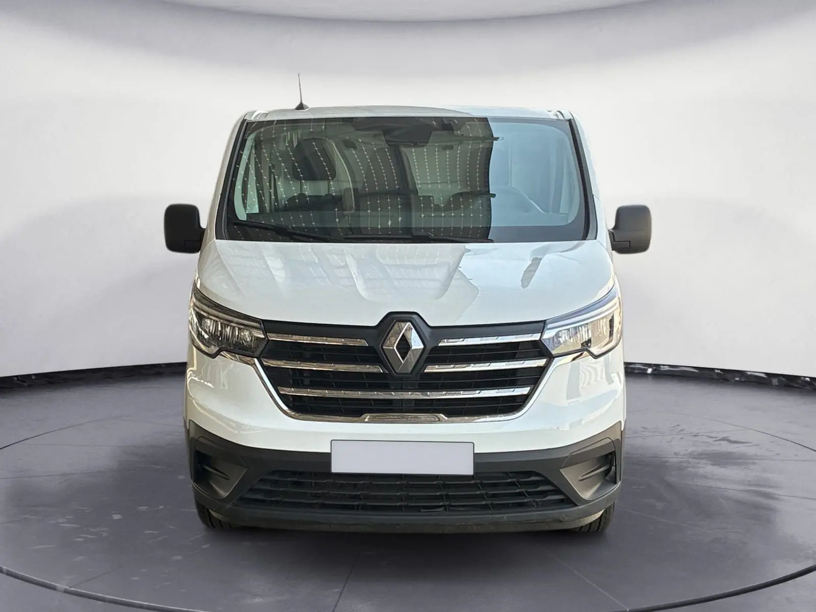 Vue frontale d'un Renault Trafic Fourgon blanc 2022 avec calandre noire et logo chromé bien visible.