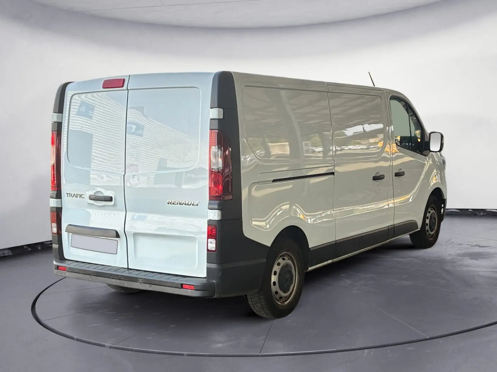 Renault Trafic Fourgon blanc vu en 3/4 arrière droit, avec portes arrière fermées et jantes acier noires.
