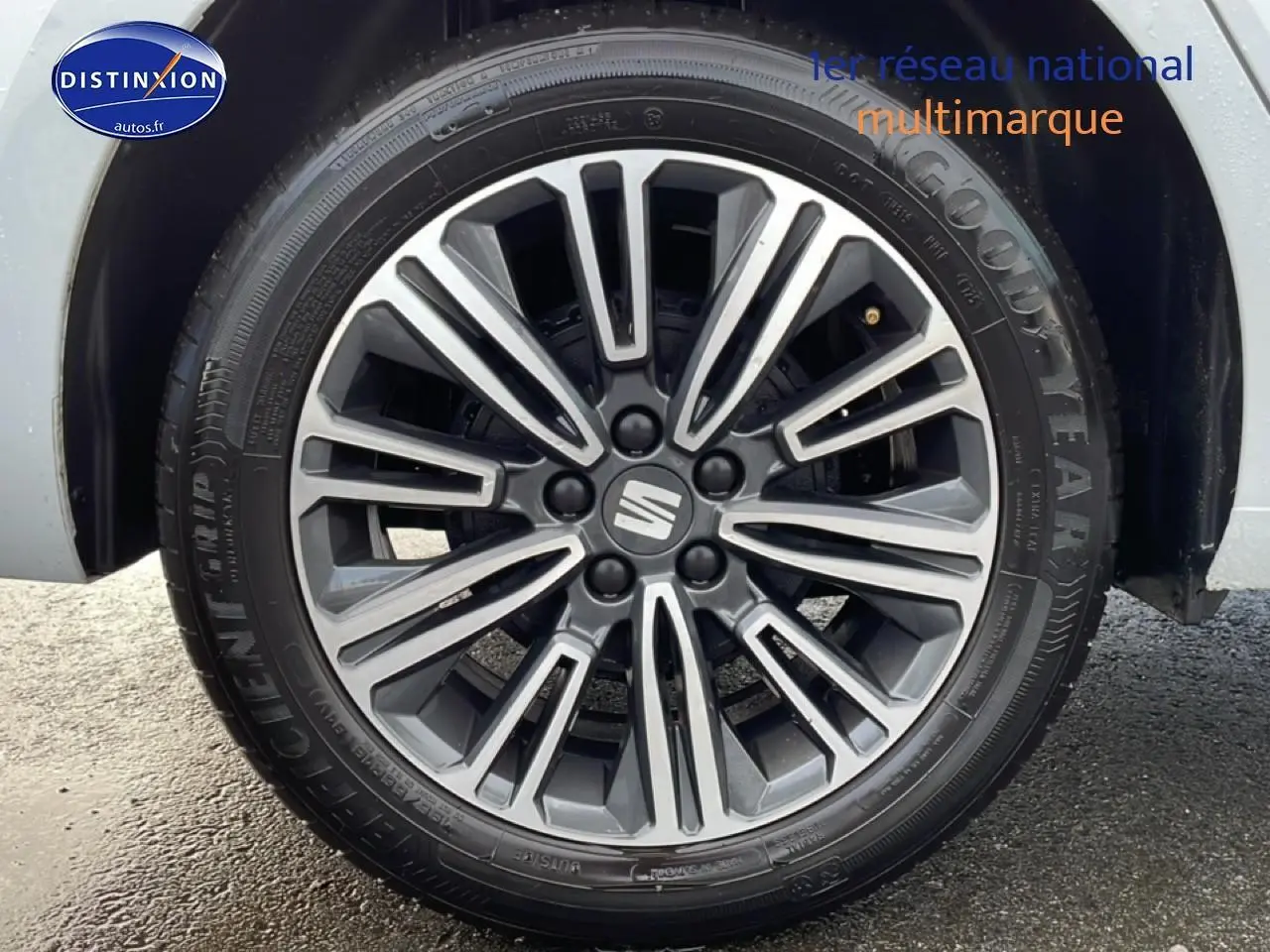 Gros plan sur la jante alliage 16 pouces gris foncé de la SEAT Ibiza blanc Nevada, avec logo central Seat visible.