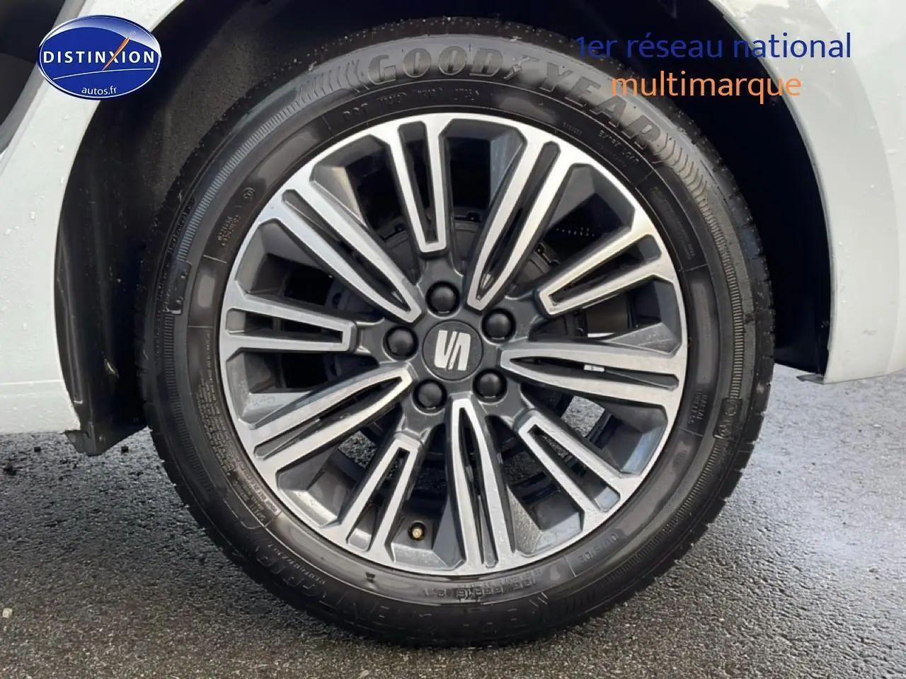 Gros plan sur la roue avant droite d'une SEAT Ibiza blanc Nevada avec jante alliage 16 pouces design.