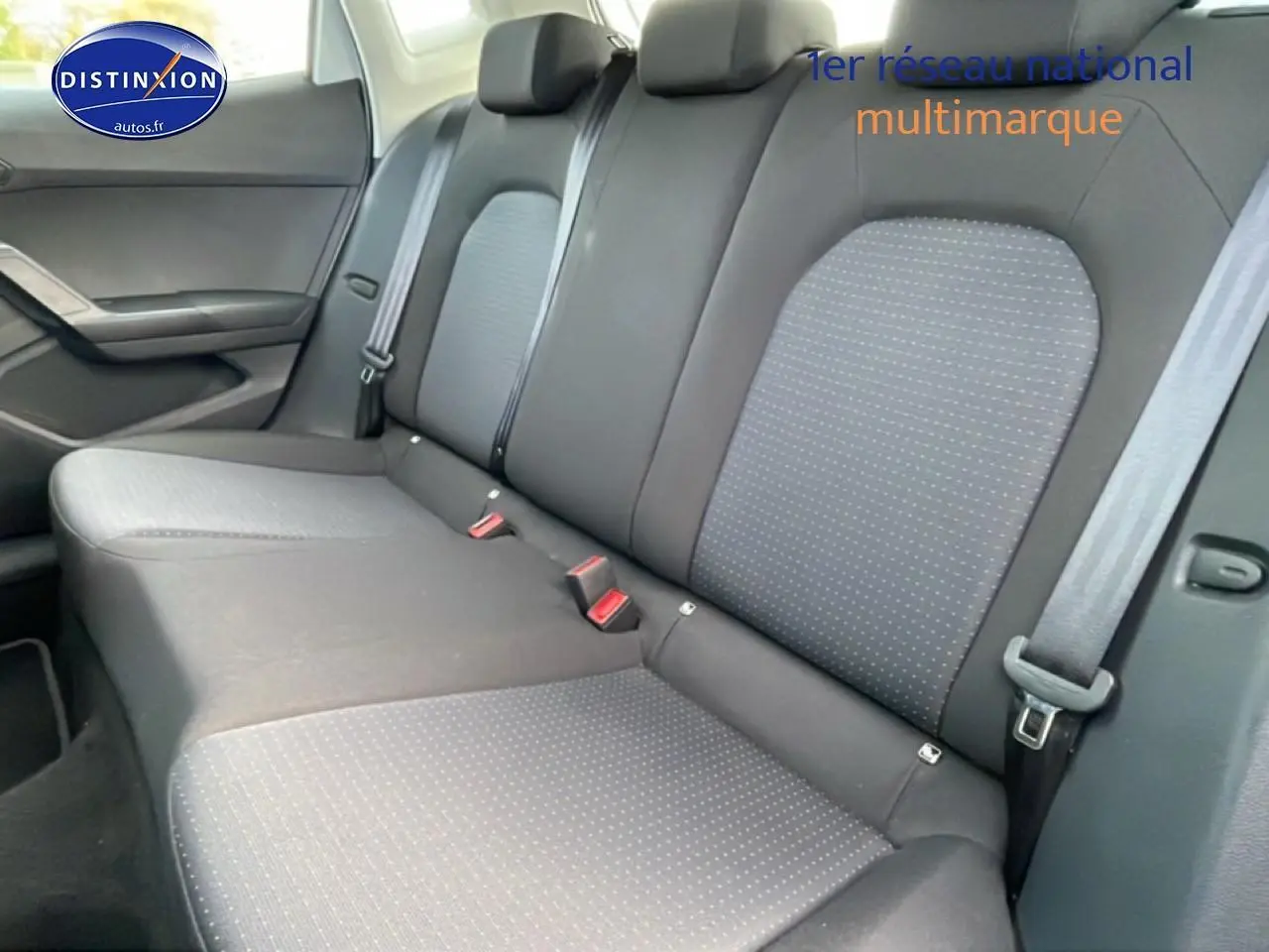 Vue intérieure sur la banquette arrière en tissu gris de la SEAT Ibiza 1.0 TSI 95 Copa, avec ceintures de sécurité visibles.