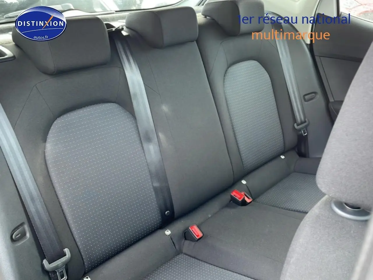 Vue intérieure de la banquette arrière en tissu gris de la SEAT Ibiza 2025, avec appuie-têtes et ceintures visibles.