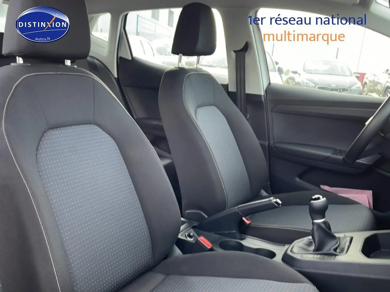 Vue intérieure avant de la SEAT Ibiza 1.0 TSI 95 Copa 2025, sièges tissu gris Como et levier de vitesses manuelle.