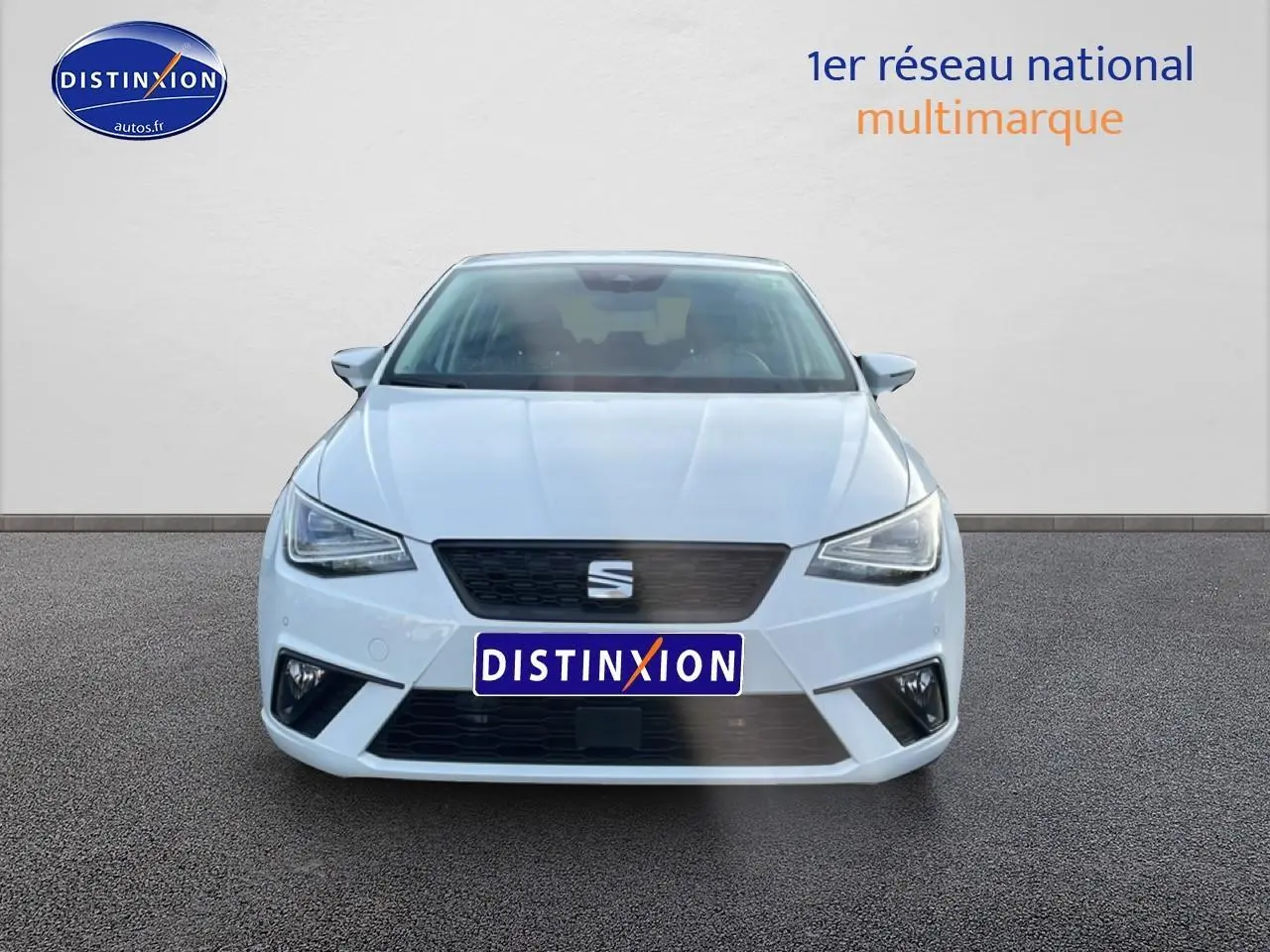 Vue frontale d'une SEAT Ibiza 1.0 TSI 95 Copa blanche Nevada avec phares LED et calandre noire.