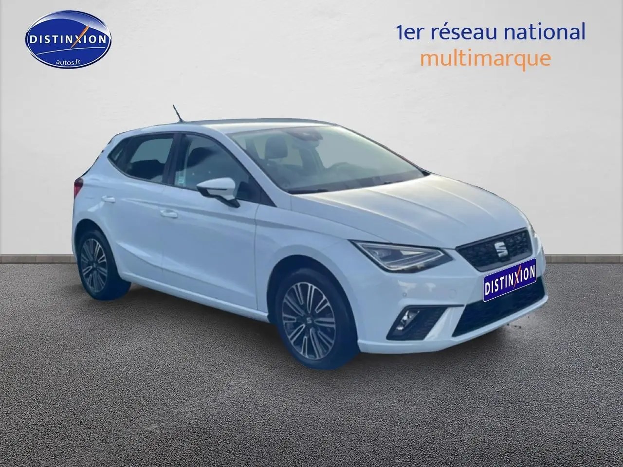 Vue 3/4 avant gauche d'une SEAT Ibiza blanc nevada avec jantes alliage et phares LED triangulaires.