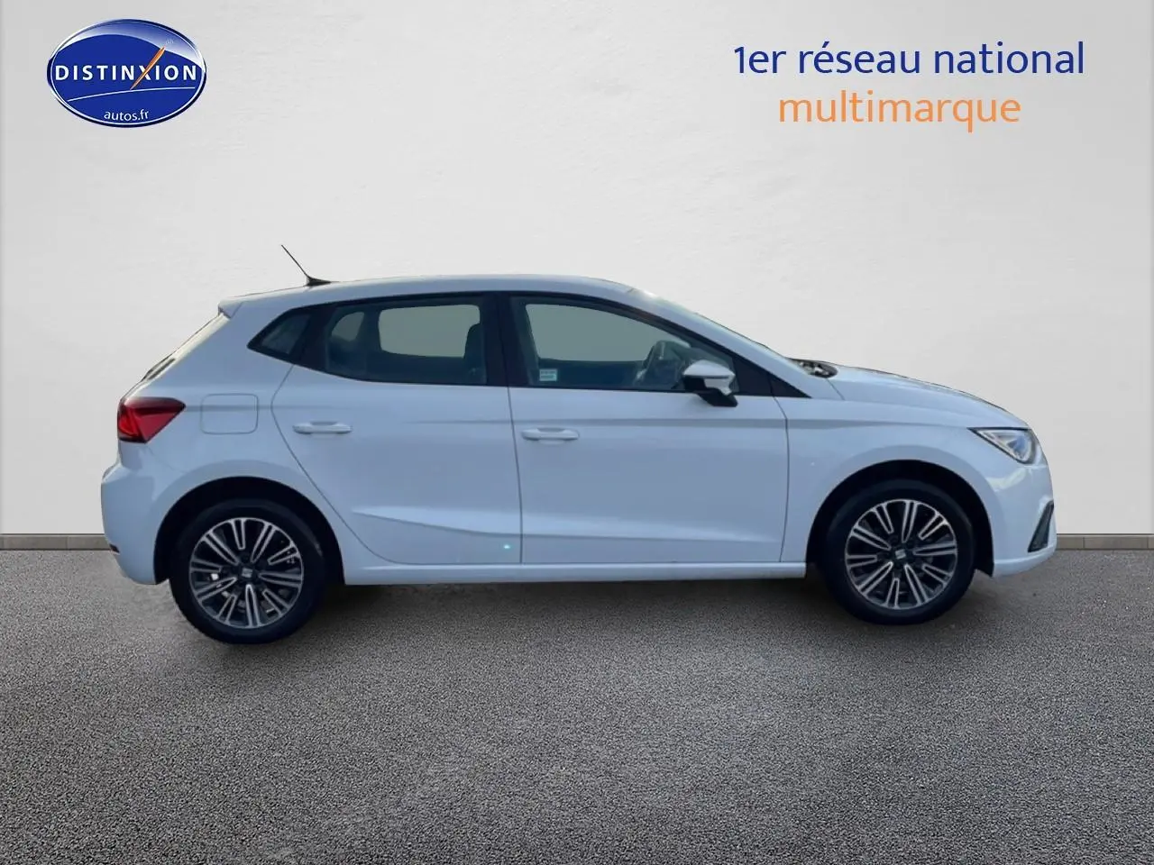 Vue de profil côté gauche d'une SEAT Ibiza 1.0 TSI 95 Copa blanche Nevada avec jantes alliage 16 pouces.